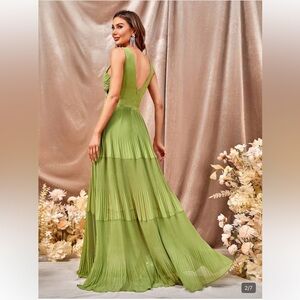 Elegant Green Pleated Maxi Dress